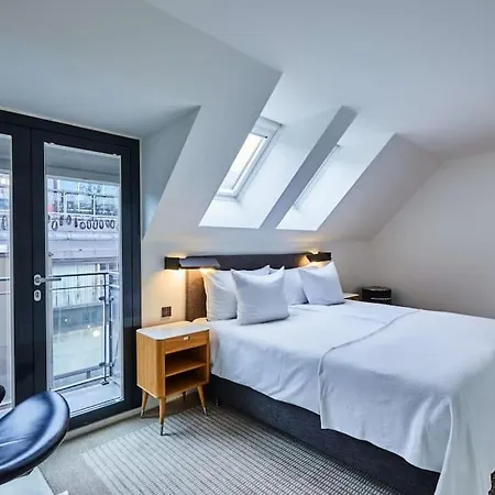 Luxurious 2 Bedroom Penthouse Apartment *