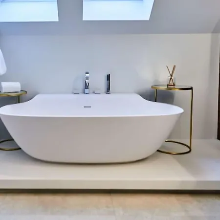 Luxurious 2 Bedroom Penthouse Apartment