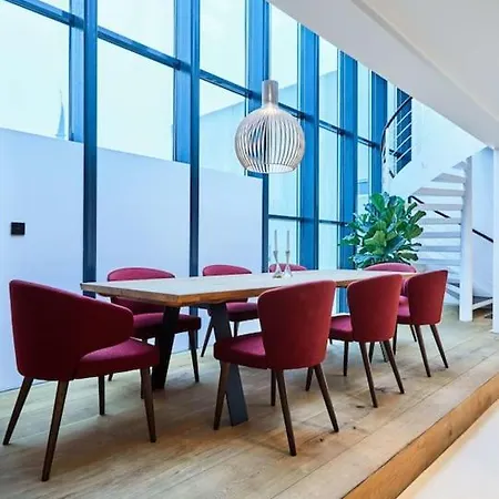 Luxurious 2 Bedroom Penthouse Apartment *