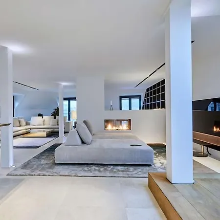 Luxurious 2 Bedroom Penthouse Apartment *