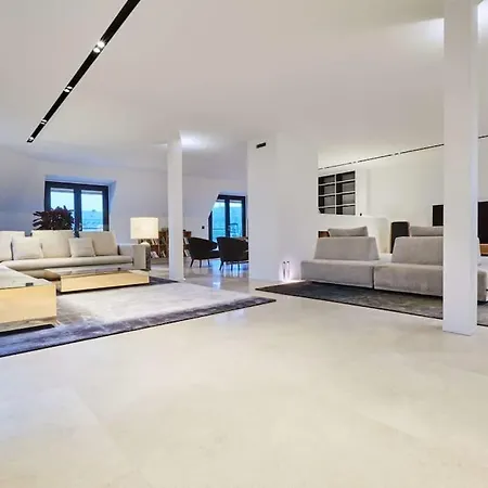 Luxurious 2 Bedroom Penthouse Apartment *